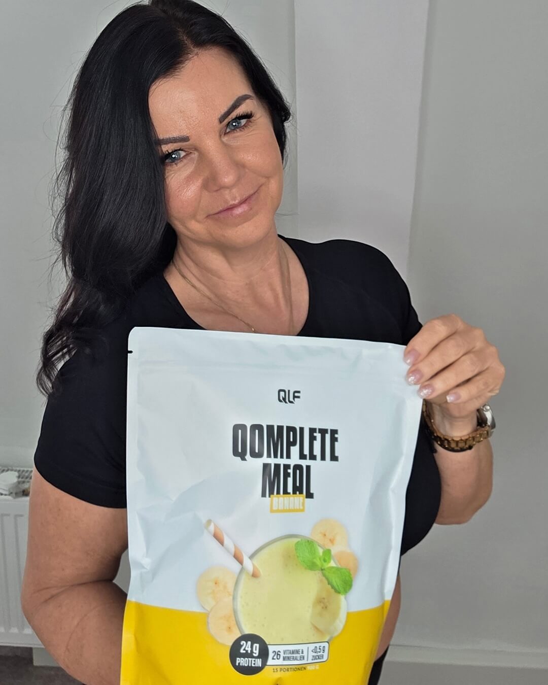 Produkttesterin mit Qomplete Meal Banane