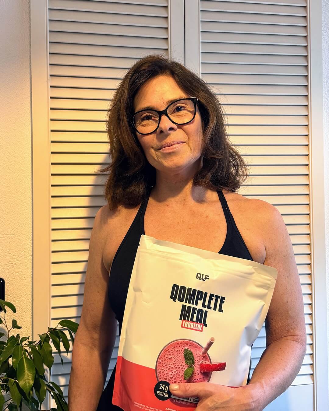 Produkttesterin mit Qomplete Meal Erdbeere